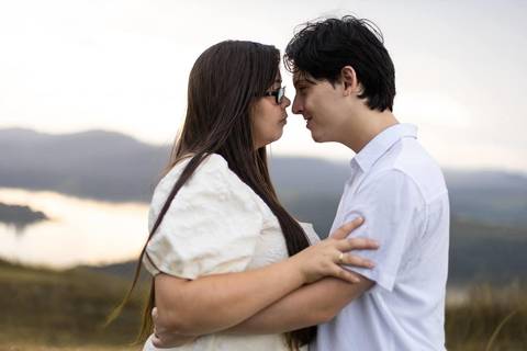 As melhores ideias e inspirações criativas de fotos de ensaio pré casamento registradas por fotógrafos profissionais de eventos da empresa Criativus Foto e Vídeo no Morro do Capuava'