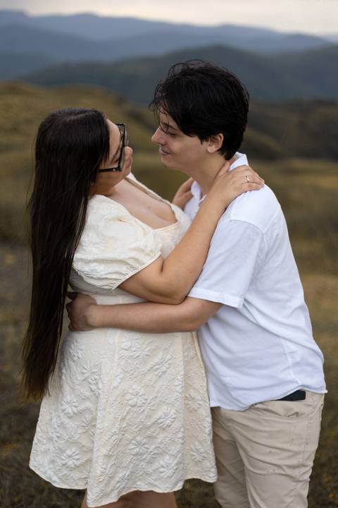 As melhores ideias e inspirações criativas de fotos de ensaio pré casamento registradas por fotógrafos profissionais de eventos da empresa Criativus Foto e Vídeo no Morro do Capuava'