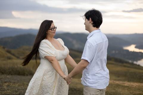 As melhores ideias e inspirações criativas de fotos de ensaio pré casamento registradas por fotógrafos profissionais de eventos da empresa Criativus Foto e Vídeo no Morro do Capuava'