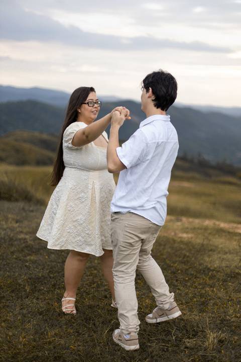 As melhores ideias e inspirações criativas de fotos de ensaio pré casamento registradas por fotógrafos profissionais de eventos da empresa Criativus Foto e Vídeo no Morro do Capuava'
