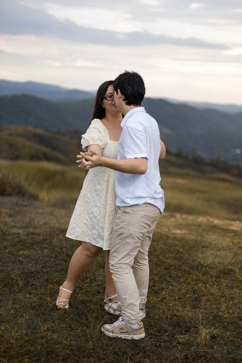 As melhores ideias e inspirações criativas de fotos de ensaio pré casamento registradas por fotógrafos profissionais de eventos da empresa Criativus Foto e Vídeo no Morro do Capuava'