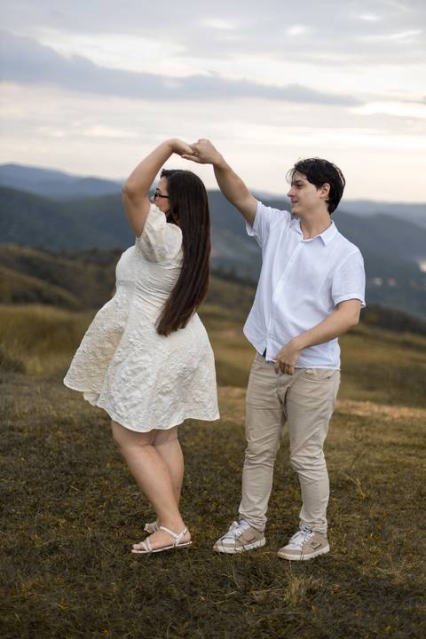 As melhores ideias e inspirações criativas de fotos de ensaio pré casamento registradas por fotógrafos profissionais de eventos da empresa Criativus Foto e Vídeo no Morro do Capuava'