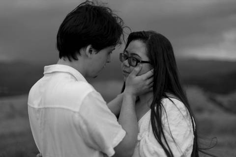 As melhores ideias e inspirações criativas de fotos de ensaio pré casamento registradas por fotógrafos profissionais de eventos da empresa Criativus Foto e Vídeo no Morro do Capuava'