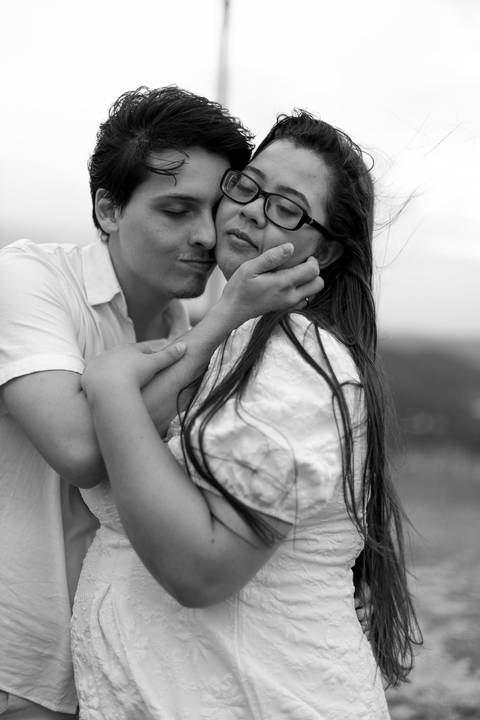 As melhores ideias e inspirações criativas de fotos de ensaio pré casamento registradas por fotógrafos profissionais de eventos da empresa Criativus Foto e Vídeo no Morro do Capuava'