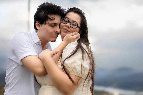 As melhores ideias e inspirações criativas de fotos de ensaio pré casamento registradas por fotógrafos profissionais de eventos da empresa Criativus Foto e Vídeo no Morro do Capuava'