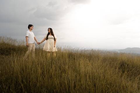 As melhores ideias e inspirações criativas de fotos de ensaio pré casamento registradas por fotógrafos profissionais de eventos da empresa Criativus Foto e Vídeo no Morro do Capuava'