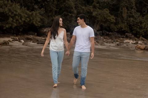 As melhores ideias e inspirações criativas de fotos de ensaio pré casamento registradas por fotógrafos profissionais de eventos da empresa Criativus Foto e Vídeo na Praia das Conchas, Guarujá '