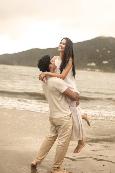 As melhores ideias e inspirações criativas de fotos de ensaio pré casamento registradas por fotógrafos profissionais de eventos da empresa Criativus Foto e Vídeo na Praia das Conchas, Guarujá '