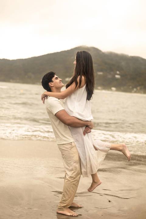 As melhores ideias e inspirações criativas de fotos de ensaio pré casamento registradas por fotógrafos profissionais de eventos da empresa Criativus Foto e Vídeo na Praia das Conchas, Guarujá '