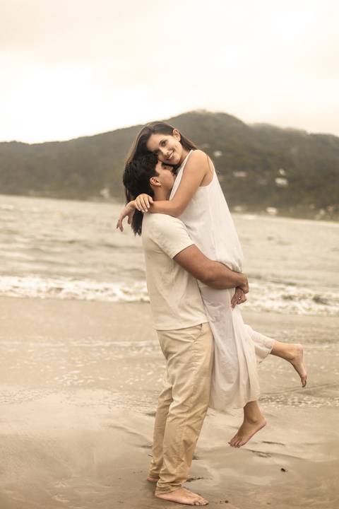 As melhores ideias e inspirações criativas de fotos de ensaio pré casamento registradas por fotógrafos profissionais de eventos da empresa Criativus Foto e Vídeo na Praia das Conchas, Guarujá '