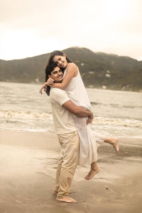 As melhores ideias e inspirações criativas de fotos de ensaio pré casamento registradas por fotógrafos profissionais de eventos da empresa Criativus Foto e Vídeo na Praia das Conchas, Guarujá '