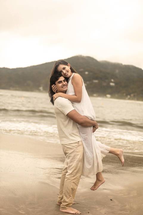 As melhores ideias e inspirações criativas de fotos de ensaio pré casamento registradas por fotógrafos profissionais de eventos da empresa Criativus Foto e Vídeo na Praia das Conchas, Guarujá '