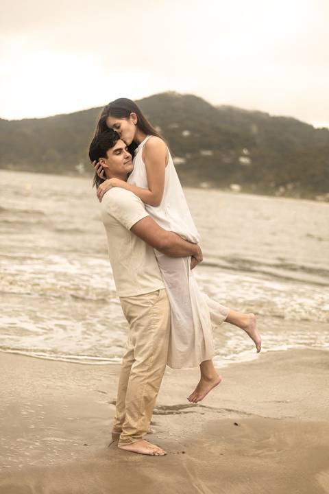 As melhores ideias e inspirações criativas de fotos de ensaio pré casamento registradas por fotógrafos profissionais de eventos da empresa Criativus Foto e Vídeo na Praia das Conchas, Guarujá '