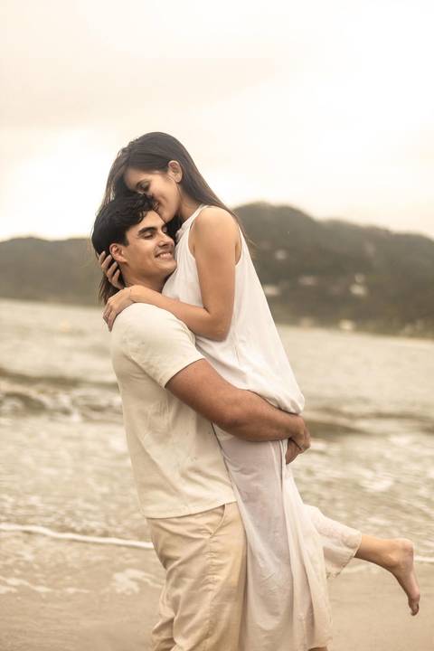 As melhores ideias e inspirações criativas de fotos de ensaio pré casamento registradas por fotógrafos profissionais de eventos da empresa Criativus Foto e Vídeo na Praia das Conchas, Guarujá '