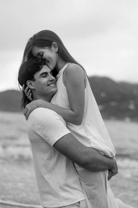 As melhores ideias e inspirações criativas de fotos de ensaio pré casamento registradas por fotógrafos profissionais de eventos da empresa Criativus Foto e Vídeo na Praia das Conchas, Guarujá '