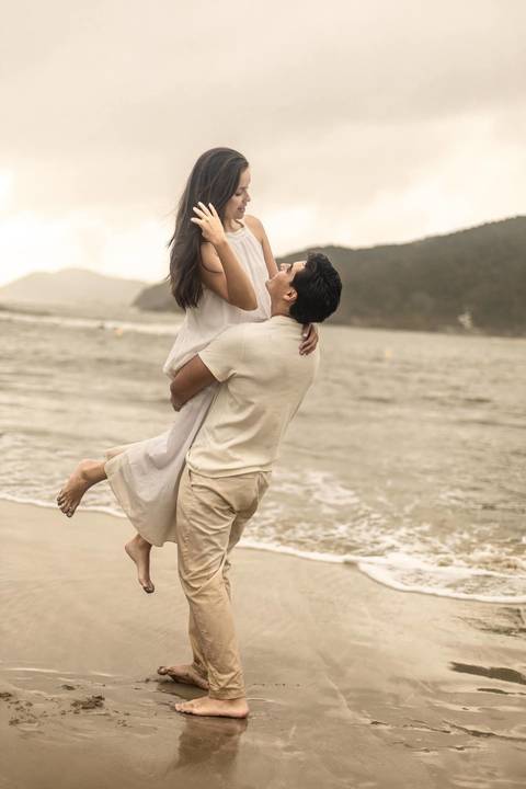 As melhores ideias e inspirações criativas de fotos de ensaio pré casamento registradas por fotógrafos profissionais de eventos da empresa Criativus Foto e Vídeo na Praia das Conchas, Guarujá '