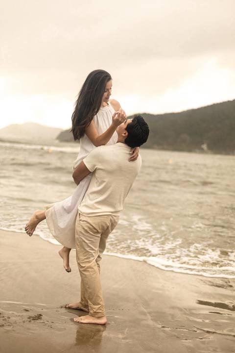 As melhores ideias e inspirações criativas de fotos de ensaio pré casamento registradas por fotógrafos profissionais de eventos da empresa Criativus Foto e Vídeo na Praia das Conchas, Guarujá '