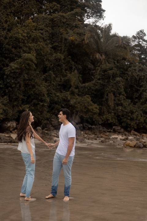 As melhores ideias e inspirações criativas de fotos de ensaio pré casamento registradas por fotógrafos profissionais de eventos da empresa Criativus Foto e Vídeo na Praia das Conchas, Guarujá '