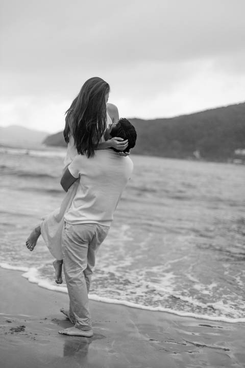 As melhores ideias e inspirações criativas de fotos de ensaio pré casamento registradas por fotógrafos profissionais de eventos da empresa Criativus Foto e Vídeo na Praia das Conchas, Guarujá '