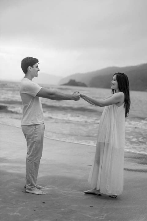 As melhores ideias e inspirações criativas de fotos de ensaio pré casamento registradas por fotógrafos profissionais de eventos da empresa Criativus Foto e Vídeo na Praia das Conchas, Guarujá '