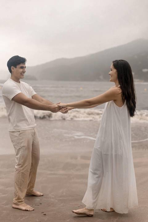 As melhores ideias e inspirações criativas de fotos de ensaio pré casamento registradas por fotógrafos profissionais de eventos da empresa Criativus Foto e Vídeo na Praia das Conchas, Guarujá '