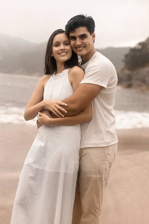 As melhores ideias e inspirações criativas de fotos de ensaio pré casamento registradas por fotógrafos profissionais de eventos da empresa Criativus Foto e Vídeo na Praia das Conchas, Guarujá '