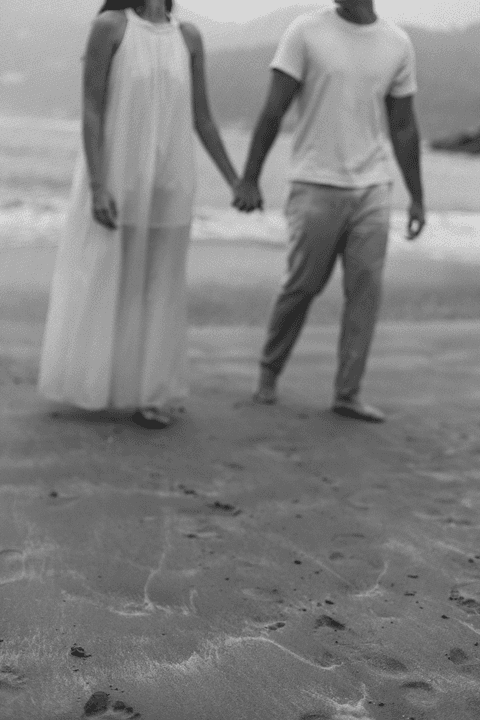 As melhores ideias e inspirações criativas de fotos de ensaio pré casamento registradas por fotógrafos profissionais de eventos da empresa Criativus Foto e Vídeo na Praia das Conchas, Guarujá '