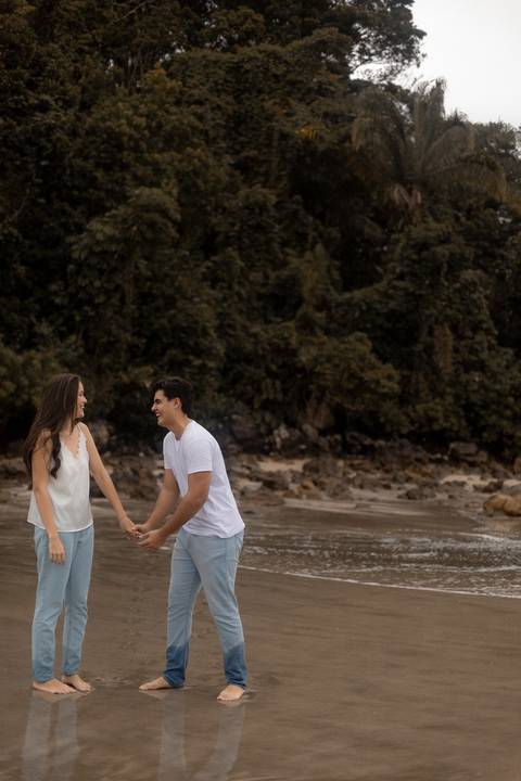 As melhores ideias e inspirações criativas de fotos de ensaio pré casamento registradas por fotógrafos profissionais de eventos da empresa Criativus Foto e Vídeo na Praia das Conchas, Guarujá '