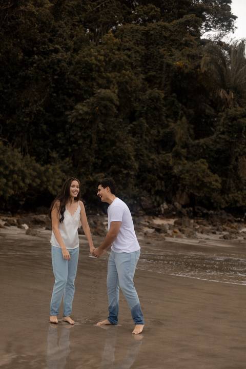 As melhores ideias e inspirações criativas de fotos de ensaio pré casamento registradas por fotógrafos profissionais de eventos da empresa Criativus Foto e Vídeo na Praia das Conchas, Guarujá '