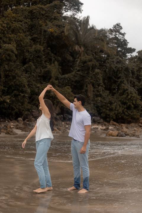 As melhores ideias e inspirações criativas de fotos de ensaio pré casamento registradas por fotógrafos profissionais de eventos da empresa Criativus Foto e Vídeo na Praia das Conchas, Guarujá '
