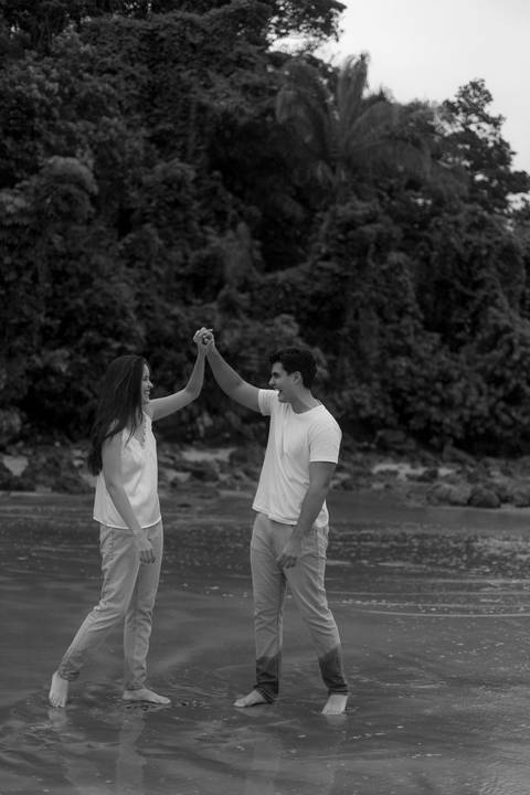 As melhores ideias e inspirações criativas de fotos de ensaio pré casamento registradas por fotógrafos profissionais de eventos da empresa Criativus Foto e Vídeo na Praia das Conchas, Guarujá '