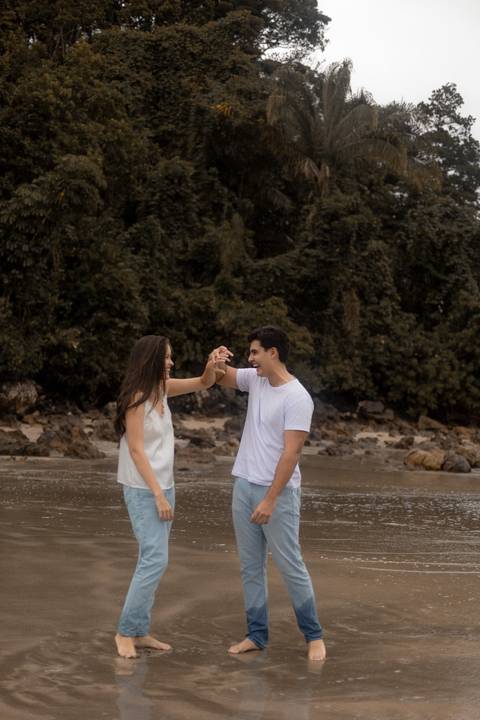 As melhores ideias e inspirações criativas de fotos de ensaio pré casamento registradas por fotógrafos profissionais de eventos da empresa Criativus Foto e Vídeo na Praia das Conchas, Guarujá '