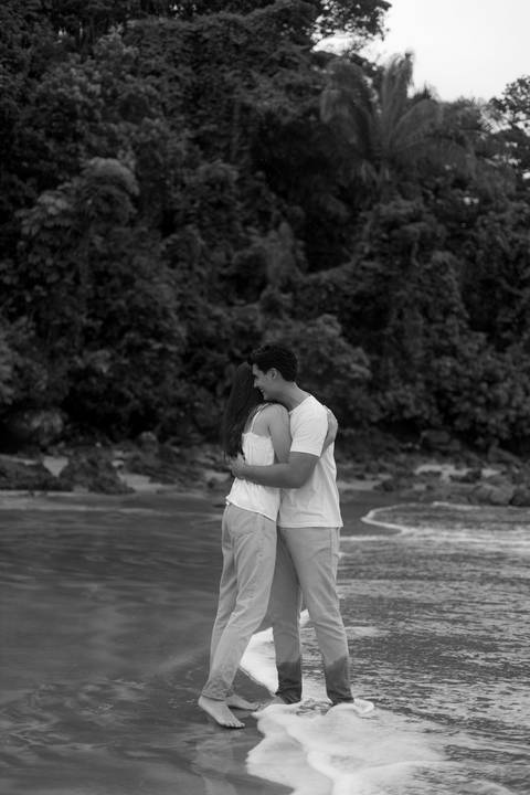 As melhores ideias e inspirações criativas de fotos de ensaio pré casamento registradas por fotógrafos profissionais de eventos da empresa Criativus Foto e Vídeo na Praia das Conchas, Guarujá '