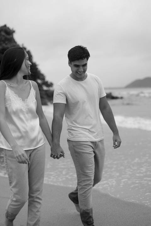As melhores ideias e inspirações criativas de fotos de ensaio pré casamento registradas por fotógrafos profissionais de eventos da empresa Criativus Foto e Vídeo na Praia das Conchas, Guarujá '