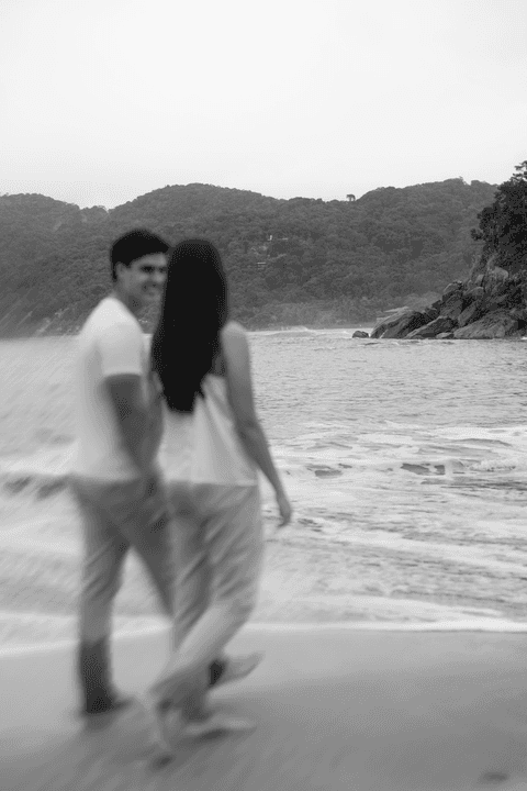 As melhores ideias e inspirações criativas de fotos de ensaio pré casamento registradas por fotógrafos profissionais de eventos da empresa Criativus Foto e Vídeo na Praia das Conchas, Guarujá '