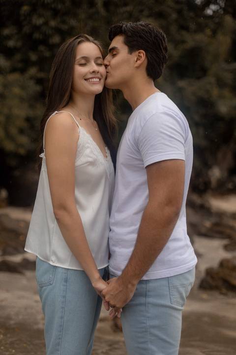 As melhores ideias e inspirações criativas de fotos de ensaio pré casamento registradas por fotógrafos profissionais de eventos da empresa Criativus Foto e Vídeo na Praia das Conchas, Guarujá '