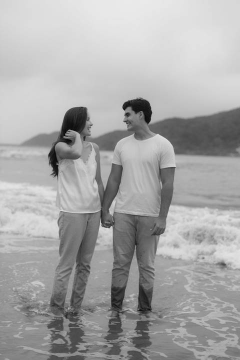 As melhores ideias e inspirações criativas de fotos de ensaio pré casamento registradas por fotógrafos profissionais de eventos da empresa Criativus Foto e Vídeo na Praia das Conchas, Guarujá '