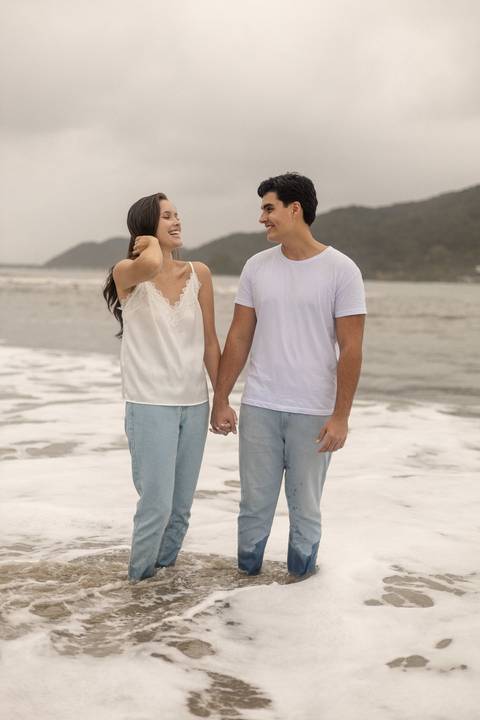 As melhores ideias e inspirações criativas de fotos de ensaio pré casamento registradas por fotógrafos profissionais de eventos da empresa Criativus Foto e Vídeo na Praia das Conchas, Guarujá '