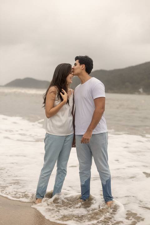 As melhores ideias e inspirações criativas de fotos de ensaio pré casamento registradas por fotógrafos profissionais de eventos da empresa Criativus Foto e Vídeo na Praia das Conchas, Guarujá '