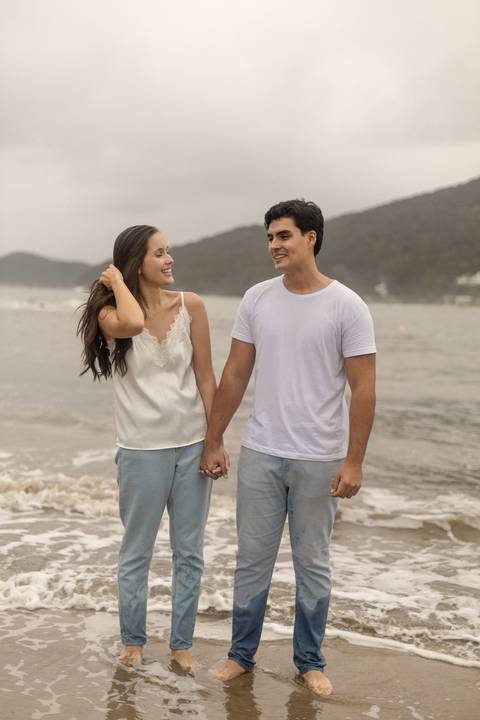 As melhores ideias e inspirações criativas de fotos de ensaio pré casamento registradas por fotógrafos profissionais de eventos da empresa Criativus Foto e Vídeo na Praia das Conchas, Guarujá '