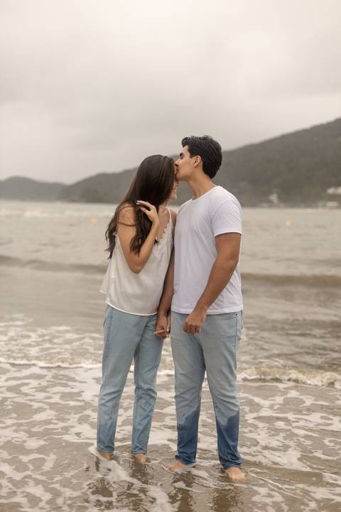 As melhores ideias e inspirações criativas de fotos de ensaio pré casamento registradas por fotógrafos profissionais de eventos da empresa Criativus Foto e Vídeo na Praia das Conchas, Guarujá '