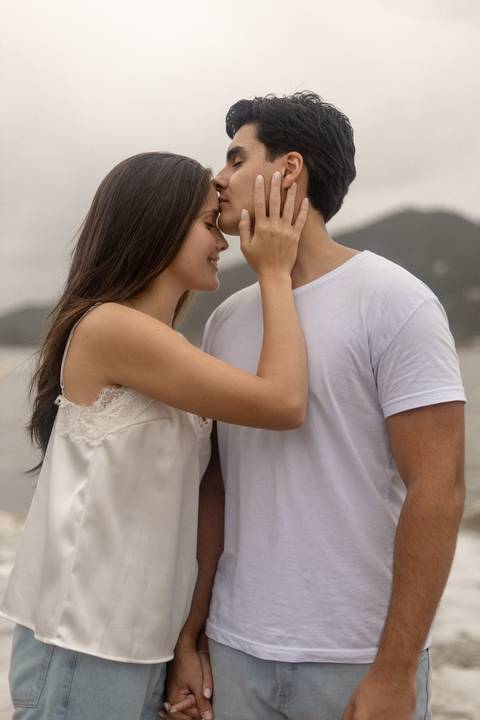As melhores ideias e inspirações criativas de fotos de ensaio pré casamento registradas por fotógrafos profissionais de eventos da empresa Criativus Foto e Vídeo na Praia das Conchas, Guarujá '