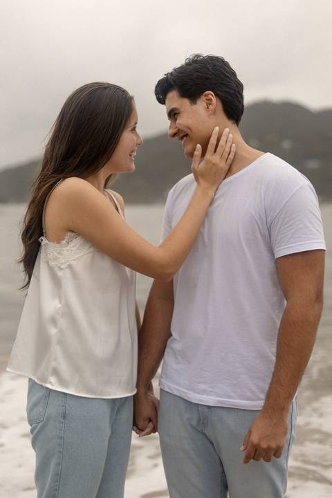 As melhores ideias e inspirações criativas de fotos de ensaio pré casamento registradas por fotógrafos profissionais de eventos da empresa Criativus Foto e Vídeo na Praia das Conchas, Guarujá '