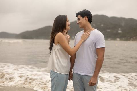 As melhores ideias e inspirações criativas de fotos de ensaio pré casamento registradas por fotógrafos profissionais de eventos da empresa Criativus Foto e Vídeo na Praia das Conchas, Guarujá '