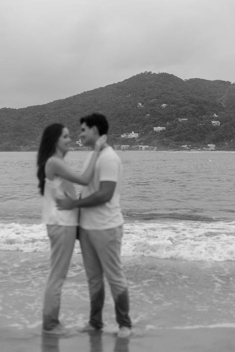 As melhores ideias e inspirações criativas de fotos de ensaio pré casamento registradas por fotógrafos profissionais de eventos da empresa Criativus Foto e Vídeo na Praia das Conchas, Guarujá '