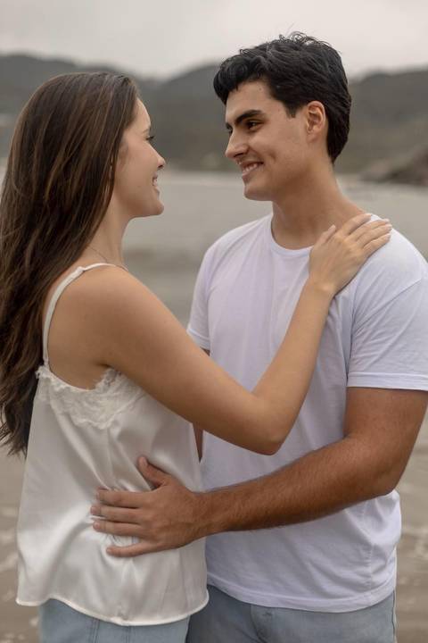 As melhores ideias e inspirações criativas de fotos de ensaio pré casamento registradas por fotógrafos profissionais de eventos da empresa Criativus Foto e Vídeo na Praia das Conchas, Guarujá '