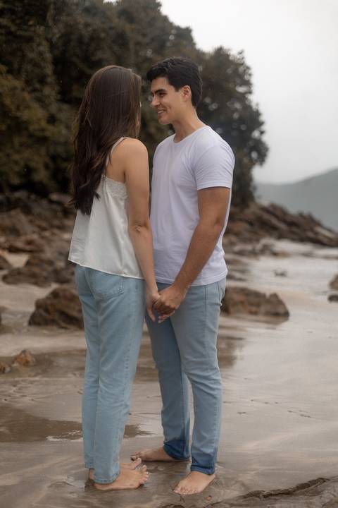 As melhores ideias e inspirações criativas de fotos de ensaio pré casamento registradas por fotógrafos profissionais de eventos da empresa Criativus Foto e Vídeo na Praia das Conchas, Guarujá '