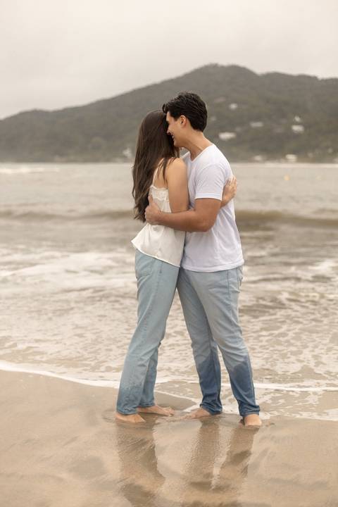 As melhores ideias e inspirações criativas de fotos de ensaio pré casamento registradas por fotógrafos profissionais de eventos da empresa Criativus Foto e Vídeo na Praia das Conchas, Guarujá '