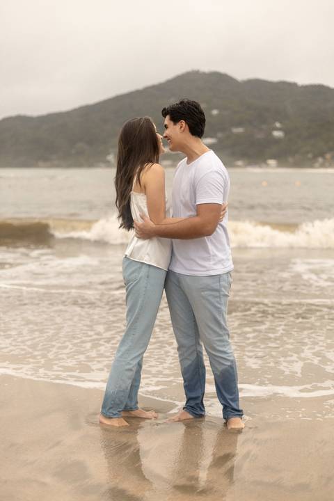 As melhores ideias e inspirações criativas de fotos de ensaio pré casamento registradas por fotógrafos profissionais de eventos da empresa Criativus Foto e Vídeo na Praia das Conchas, Guarujá '