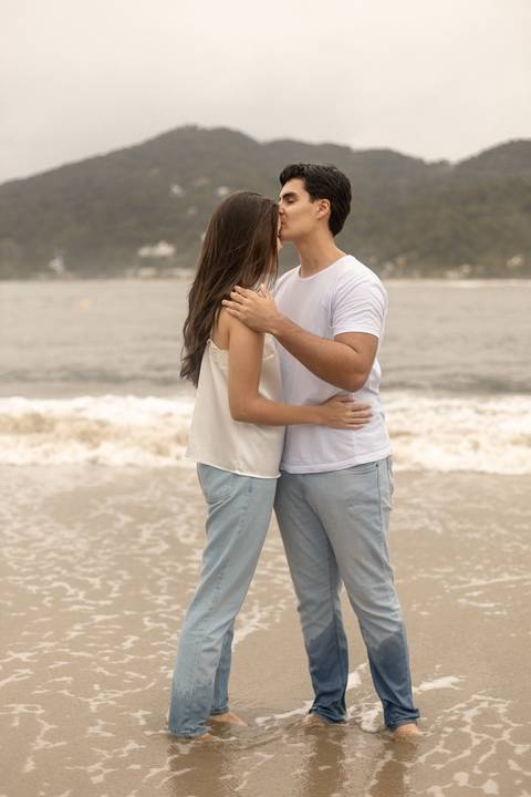 As melhores ideias e inspirações criativas de fotos de ensaio pré casamento registradas por fotógrafos profissionais de eventos da empresa Criativus Foto e Vídeo na Praia das Conchas, Guarujá '